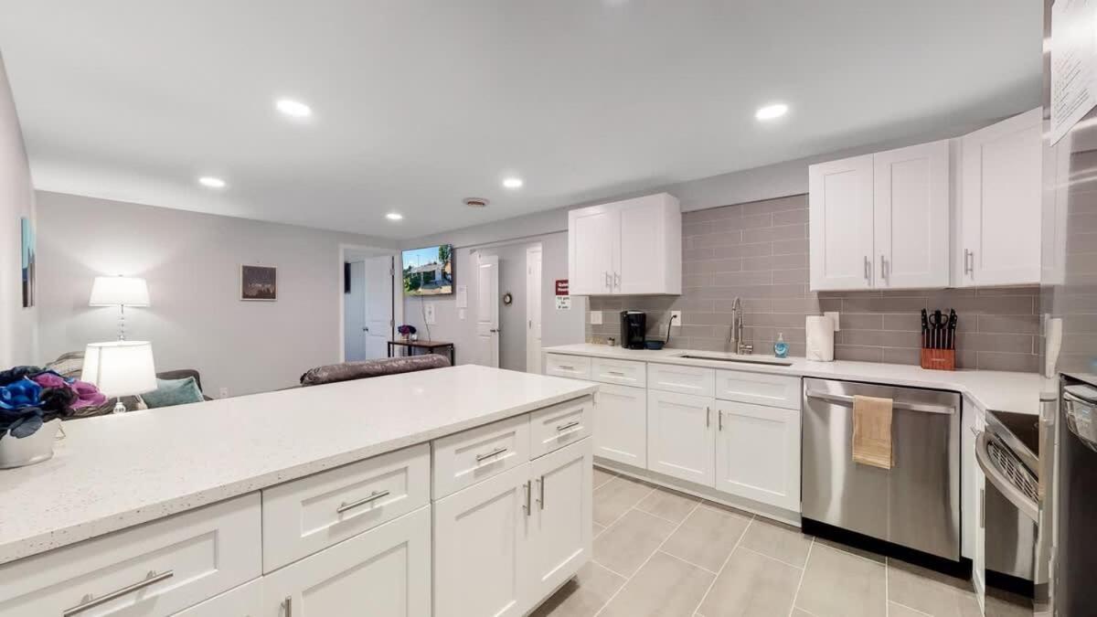 Spacious Lower Unit Updated Two King Beds In *